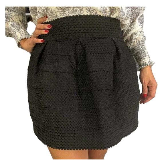 NWT L'Atiste by Amy Black Textured Mini Skirt Pleated Paneled Structured Medium - Picture 1 of 11
